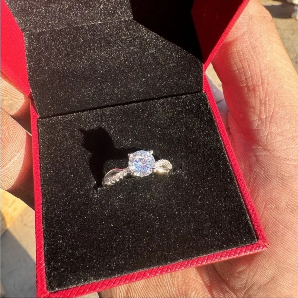 CERTIFIED ONE CARAT MOISSANITE STONE IN SILVER ADJ RING WITH GRA CERTIFICATION - Picture 9 of 9
